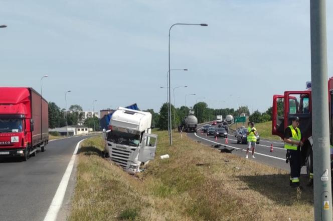 Zderzenie trzech ciężarówek na DK16! Winny wystrzał opony?