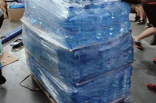 Piękny gest. Anonimowy darczyńca przekazał powodzianom setki par butów i ciepłych skarpet [ZDJĘCIA]