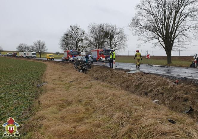 Wyleciał z drogi na łuku. Samochód rozerwało na dwie części. Wszystko się nagrało