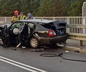 Potworny wypadek dwóch aut osobowych pod Mławą. Czołowo zderzyły się dwie skody. Trzy osoby ranne