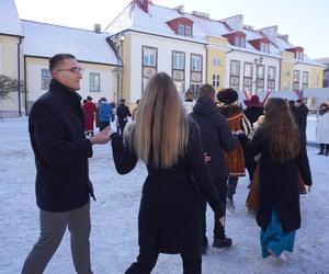 Studniówka miejska w Białymstoku. Prezydent wraz z maturzystami zatańczyli poloneza