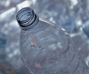 Mikropalstik może szkodzić płodności. Mężczyźni powinni unikać plastikowych butelek?