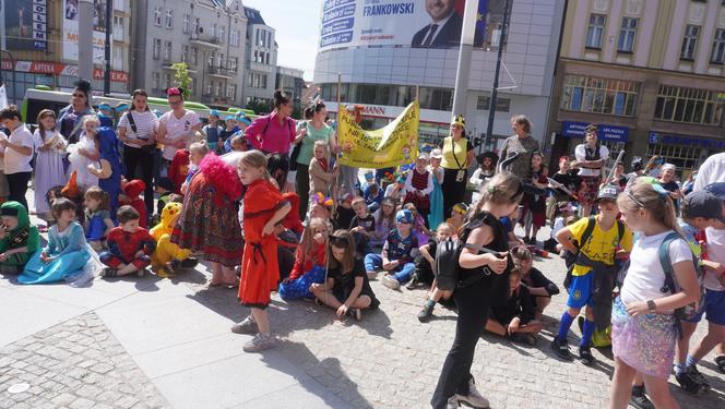 Dni Bajki 2024. W centrum Olsztyna zrobiło się bajkowo. Dzieci przejęły władzę nad miastem [ZDJĘCIA]