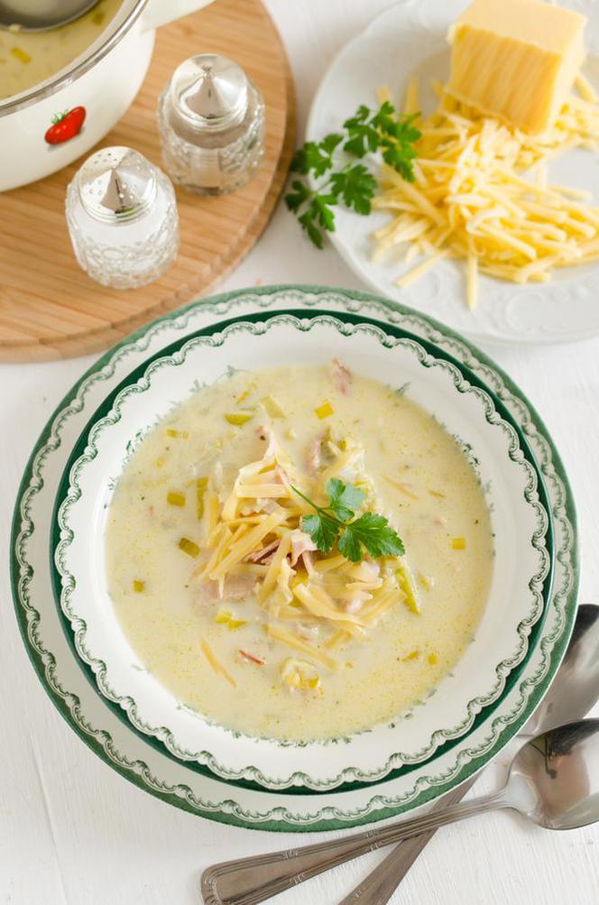 Zupa z porów i serka topionego - przepis na duńską zupę serową