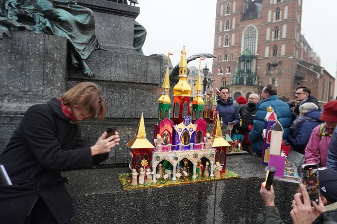 Wystawa szopek na Rynku Głównym w Krakowie przed 82. edycją konkursu