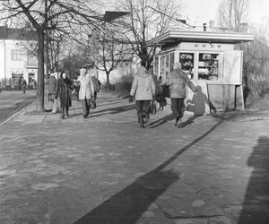 QUIZ PRL. Szybko, tanio i po drodze. Czy pamiętasz, co kupowałeś w kioskach Ruchu? 