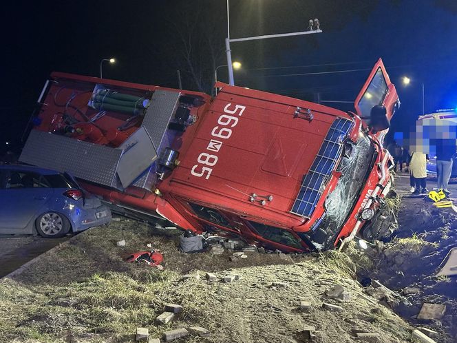 Tragiczny wypadek na DK7. Wóz strażacki zderzył się z osobówką