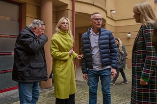 Na Wspólnej, odc 4076. Monika (Sylwia Gliwa), Damian Cieślik (Waldemar Błaszczyk), Włodek (Mieczysław Hryniewicz), Żaneta (Anna Guzik)