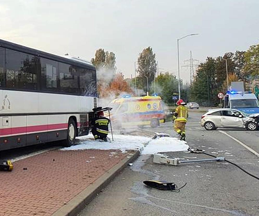 Wypadek w Katowicach. Autobus zderzył się z samochodem osobowym