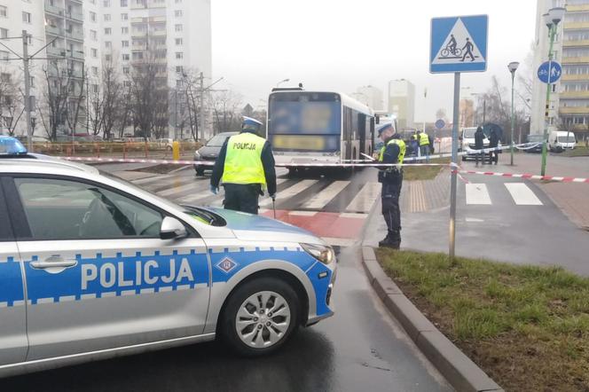 Śmierć na pasach w Toruniu. Nie żyje 60-letnia kobieta potrącona przez autobus MZK