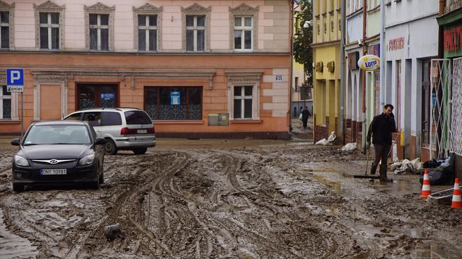 W Głuchołazach sceneria jak z czasów wojny. Mieszkańcy: „Chleba nam potrzeba” 