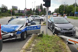 Roztrzaskany radiowóz na Ursynowie. Policjanci uderzyli w osobówkę