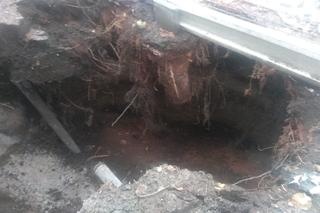 W Trzebini po raz kolejny zapadła się ziemia. Dziura na prywatnej działce ma głębokość ok. 2,5 metra