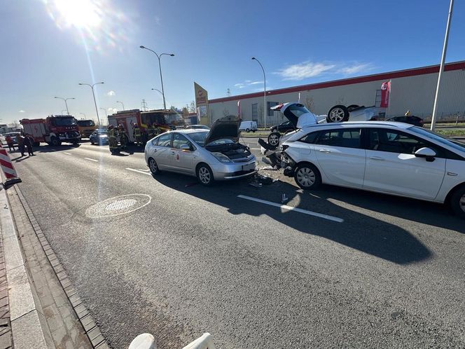 Dachowanie na Bemowie po zderzeniu trzech aut