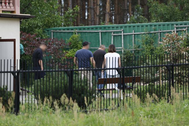 Zbrodnia pod Grójcem. Ksiądz przyznał się do zabójstwa. Policja przeszukała plebanię [ZDJĘCIA]. Kontener: Warszawa