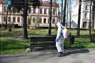 Białe kombinezony i Virkon. Tak w Nowym Sączu walczą z epidemią koronawirusa! 