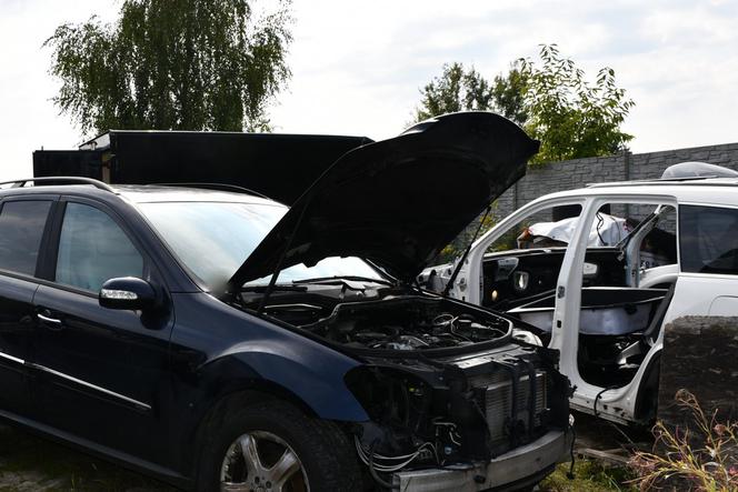Rozbili dziuplę pod Kolbuszową. Masa części i kradziony Mercedes-Benz