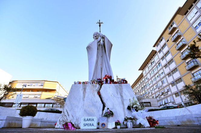 Wierni modlą się za papieża Franciszka. Tłum pod kliniką Gemelli w Watykanie