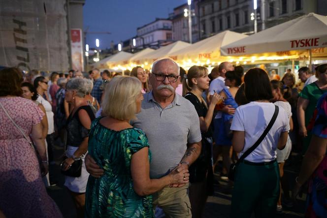 Potańcówka przed Teatrem Śląskim w Katowicach