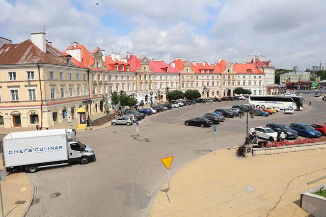 Nieistniejąca już ul. Szeroka przebiegała przez środek dzisiejszego placu Zamkowego 
