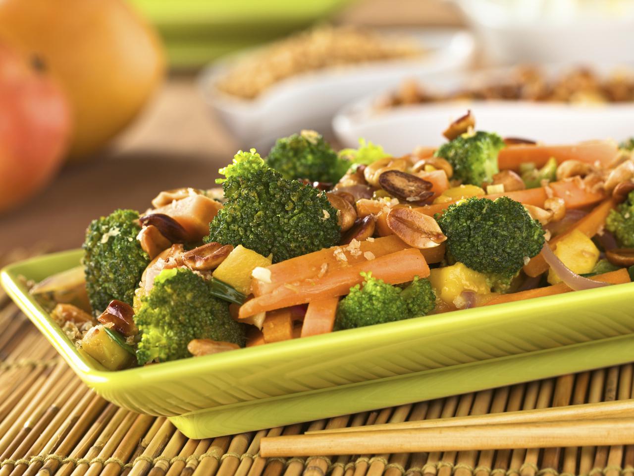 Sałatka z brokułów, mango i orzechów [SPRAWDZONY PRZEPIS]