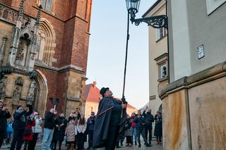 Wrocławski latarnik zapala 99 lamp gazowych