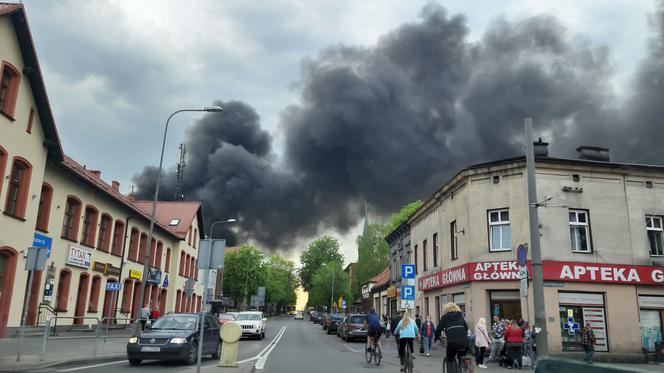 POTĘŻNY pożar w Katowicach! Płoną podkłady kolejowe!