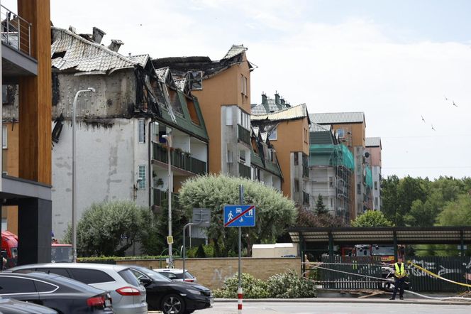 Blok przy ul. Powstańców w Ząbkach po pożarze
