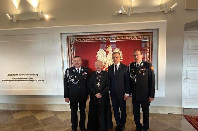 Arcybiskup Jędraszewski złożył wizytę w Pałacu Prezydenckim. Przekazał cenne relikwie