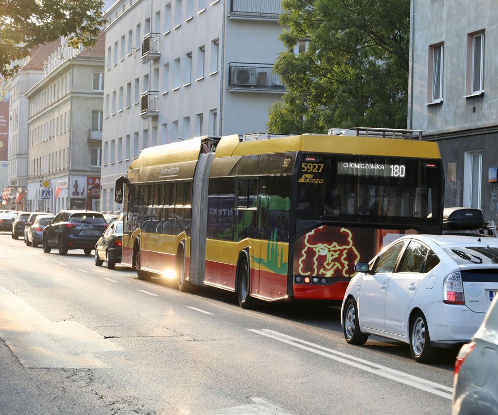 Święto Niepodległości 2024 w Warszawie. Będą utrudnienia w ruchu, najlepiej wybrać metro