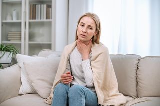 Myślisz, że to stres? Te symptomy wskazują na chorobę tarczycy, a większość z nas je ignoruje