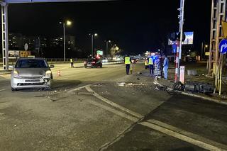 Potworny wypadek z udziałem osobówki i skutera. Kierowca po uderzeniu huknął o asfalt!