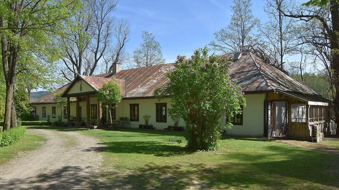 To miejsce w Małopolsce przyciąga turystów jesienią. Jego ozdobą jest unikatowy drewniany dwór