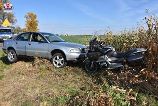 50-latek jechał motocyklem BMW. Podczas wyprzedzania zderzył się z Audi