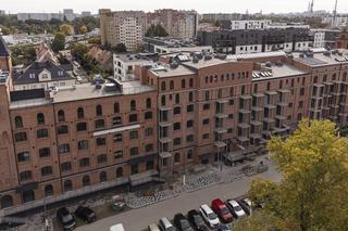 Mieszkańcy nie mogą wychodzić na balkony. Zasłonili im też okna! 