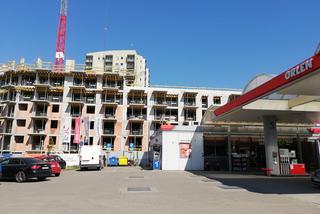 Blok przy stacji benzynowej na ul. Mogilskiej w Krakowie