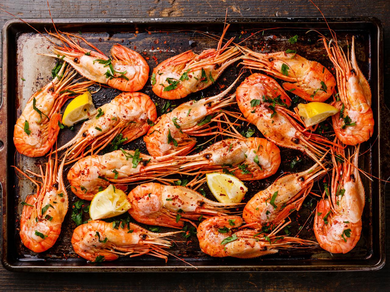 Przekąski na andrzejki: przepis na krewetki w sosie czosnkowym