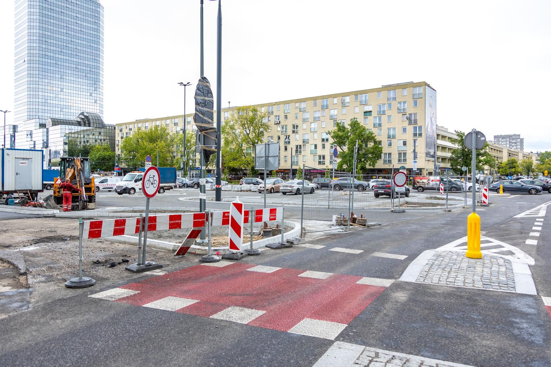 Sadzenie zieleni na placu Bankowym w maju 2025 r.
