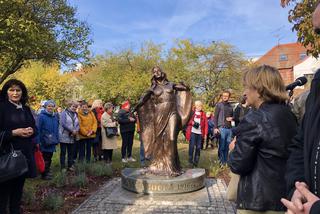 Pomnik Ireny Jarockiej w gdańskiej Oliwie. To tu dorastała, to tu zaczęła śpiewać 