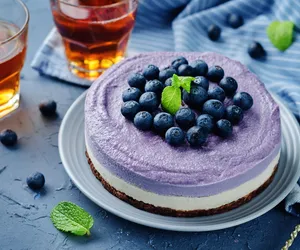 Sernik jagodowy bez pieczenia. Przepyszny deser w obłędnym kolorze