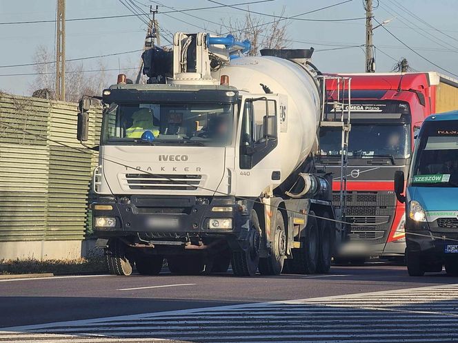 Kabel zawisł nad droga i blokował ruch