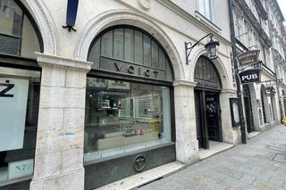 Ten zakład optyczny istnieje od 1910 roku. Przerwał dwie wojny, a przez inflację i ceny prądu grozi mu zamknięcie