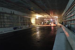 Pierwsze warstwy asfaltu w tunelu pod Świną 