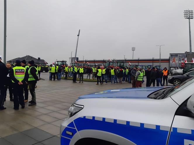 Strajk rolników w Tarnowie. Policja i rolnicy pod stadionem Bruk Betu Termaliki Nieciecza