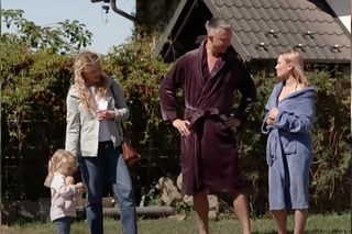 Pierwsza miłość, odcinek 3870: Artur (Łukasz Płoszajski), Dorota (Magdalena Wróbel), Wioletka (Dominika Skoczylas), Tosia