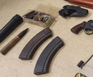 Jak w domu z horroru! 52-latek kolekcjonował w mieszkaniu broń i pornografię dziecięcą. Trafi za kratki