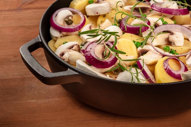 Ziemniaczana zapiekanka z pieczarkami i cebulą: najlepszy przepis na danie z ziemniaków