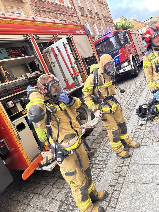 Pożar w Jaworze. Strażacy i policjanci uratowali mężczyznę z zadymionego mieszkania