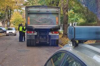 Ciężarówki niszczą ul. Św. Wojciecha w Koszalinie. Mimo, że i tak jest w fatalnym stanie