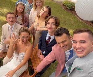 Barwy szczęścia. Asia (Anna Gzyra-Augustynowicz), Hubert (Marek Molak), Marysia (Nina Szumowska), Agata (Natalia Zambrzycka), Ignacy (Olaf Staszkiewicz), Tolek (Marek Siudym), Staś (Olaf Kasprzyk), Emilka (Jessica Frankiewicz)